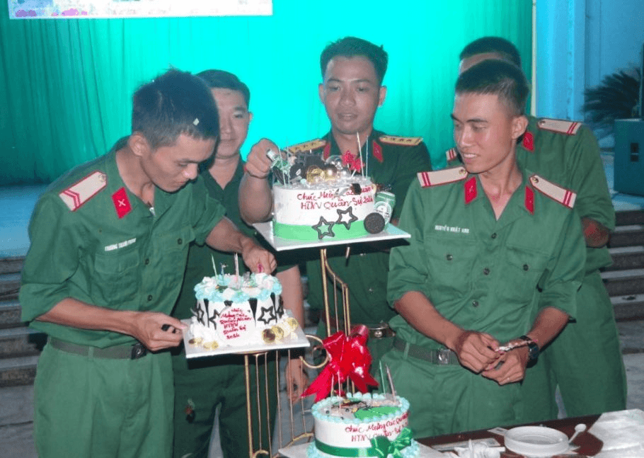 Tích cực tìm hiểu thêm qua sách, báo