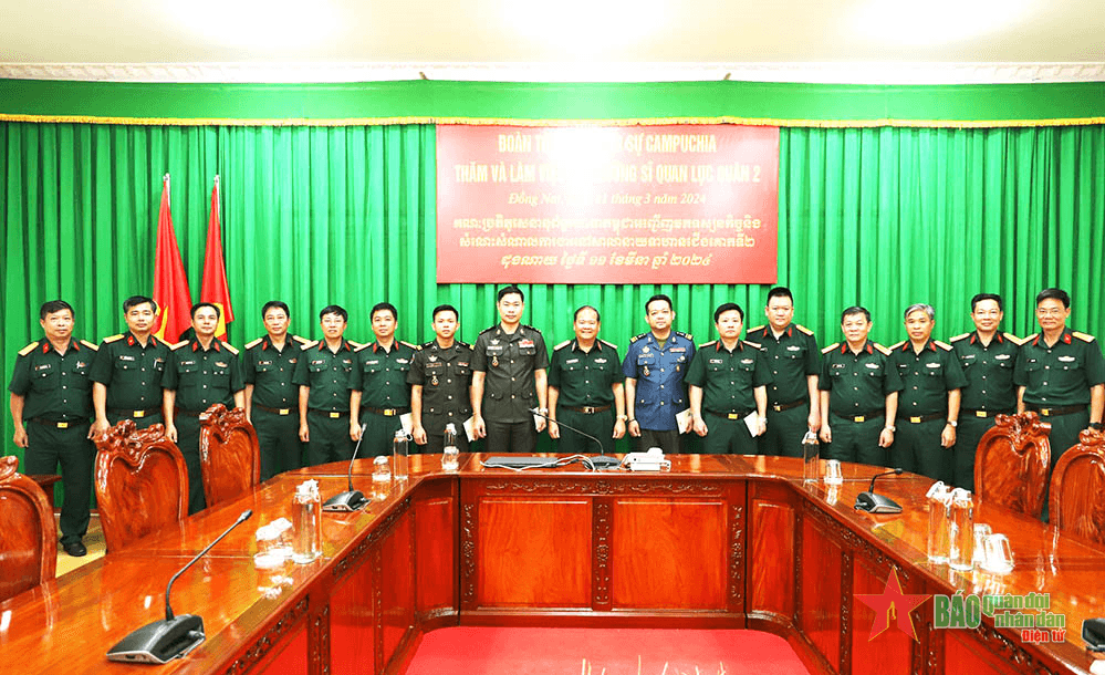 Đoàn Tùy viên quân sự Campuchia thăm, làm việc tại Trường Sĩ quan Lục quân 2