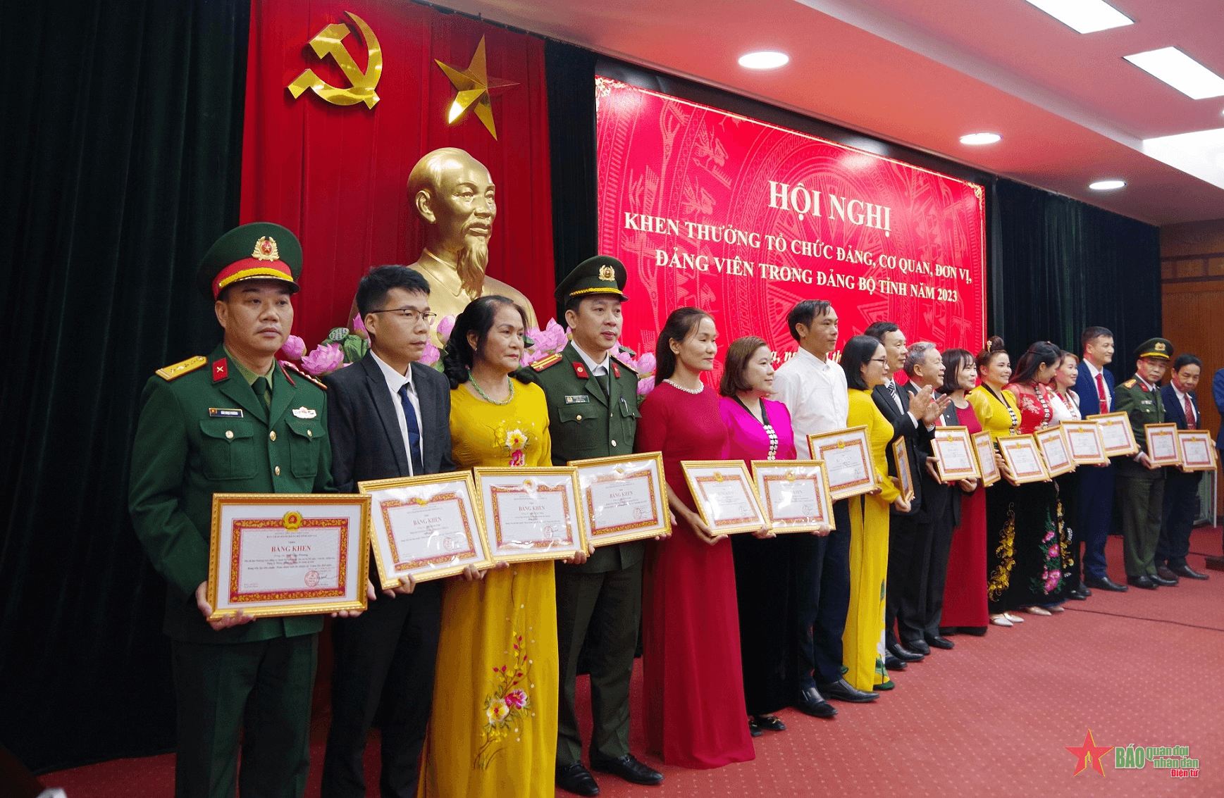 Tỉnh ủy Sơn La khen thưởng tổ chức đảng và đảng viên năm 2023