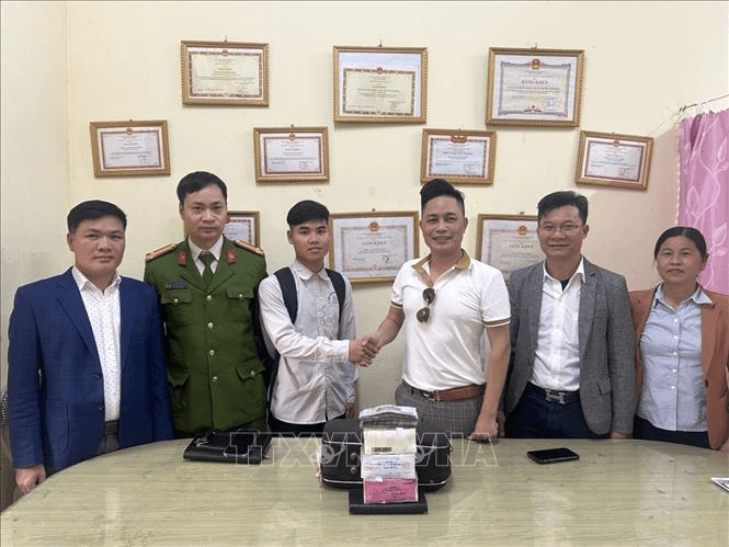 Bắc Ninh: Một học sinh trả lại hơn 600 triệu đồng cho người đánh rơi