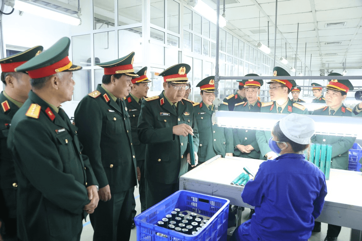 Thượng tướng Phạm Hoài Nam làm việc tại Nhà máy Z121