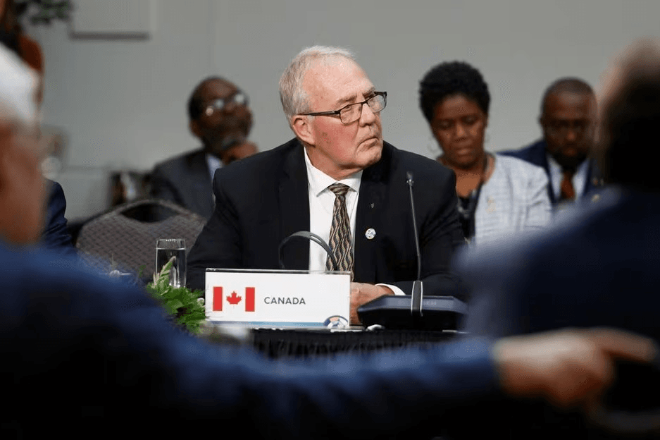 Vì sao Canada không đề ra mốc thời gian thực hiện mục tiêu của NATO?