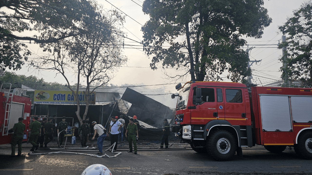 Phú Quốc: Cửa hàng kinh doanh nệm, mút bốc cháy dữ dội