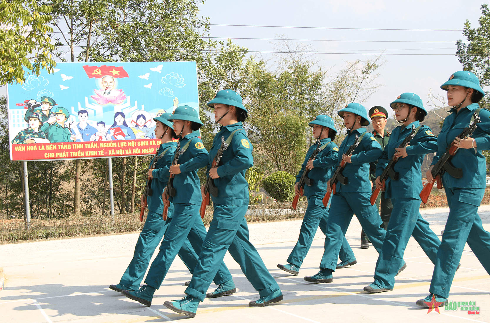 Nữ “sao vuông” Điện Biên hăng say luyện tập đội ngũ, đội hình