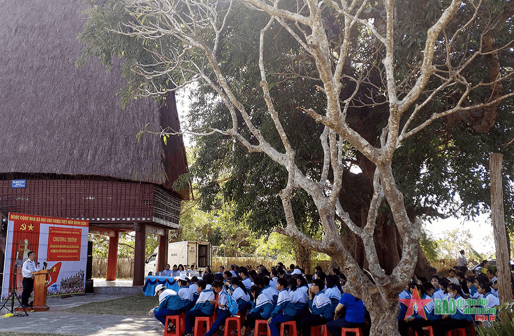 Nghĩa tình người lính biển