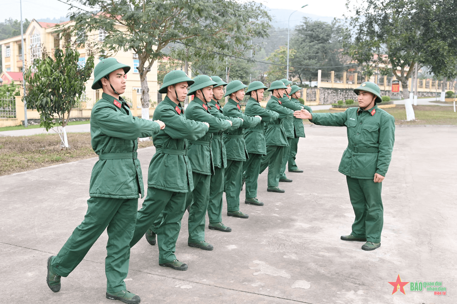 Chiến sĩ mới “vượt nắng, thắng mưa, say sưa luyện tập”