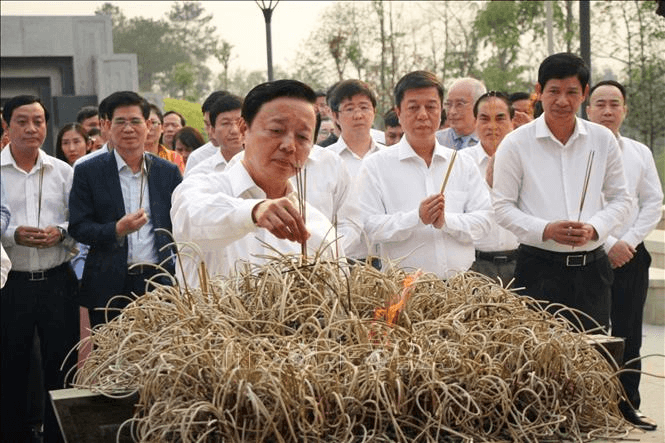 Phó thủ tướng Trần Hồng Hà dâng hương tại các điểm di tích lịch sử ở Điện Biên