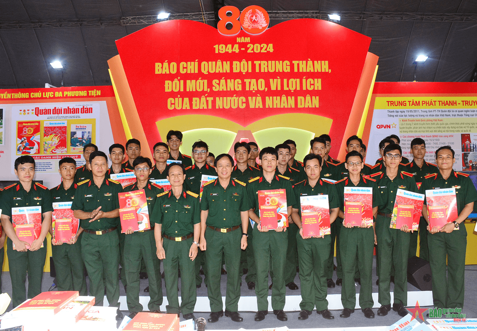 Báo Quân đội nhân dân trao tặng nhiều đầu sách quý đến bạn đọc