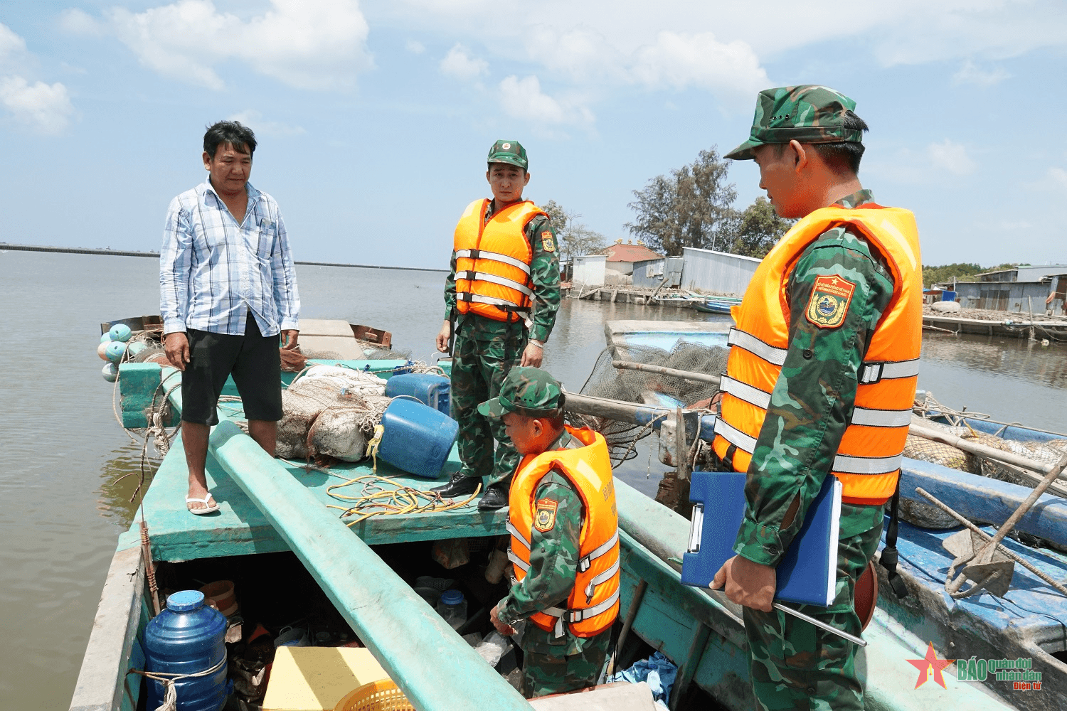 Cà Mau: Đồn Biên phòng Sông Đốc bắt giữ các phương tiện sử dụng kích điện khai thác thủy sản trái phép