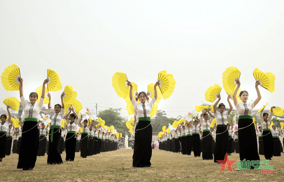 Rộn ràng xòe Thái Điện Biên trong Lễ hội Hoa Ban năm 2024