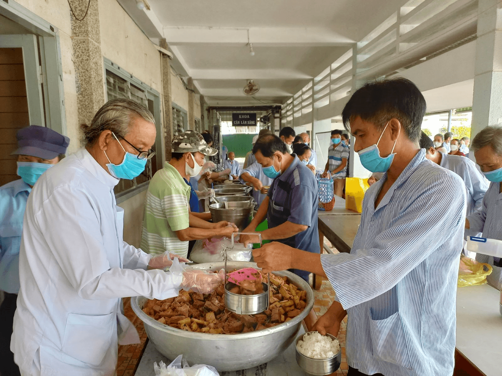 Thư về tòa soạn: Suất cơm từ thiện ấm lòng người bệnh