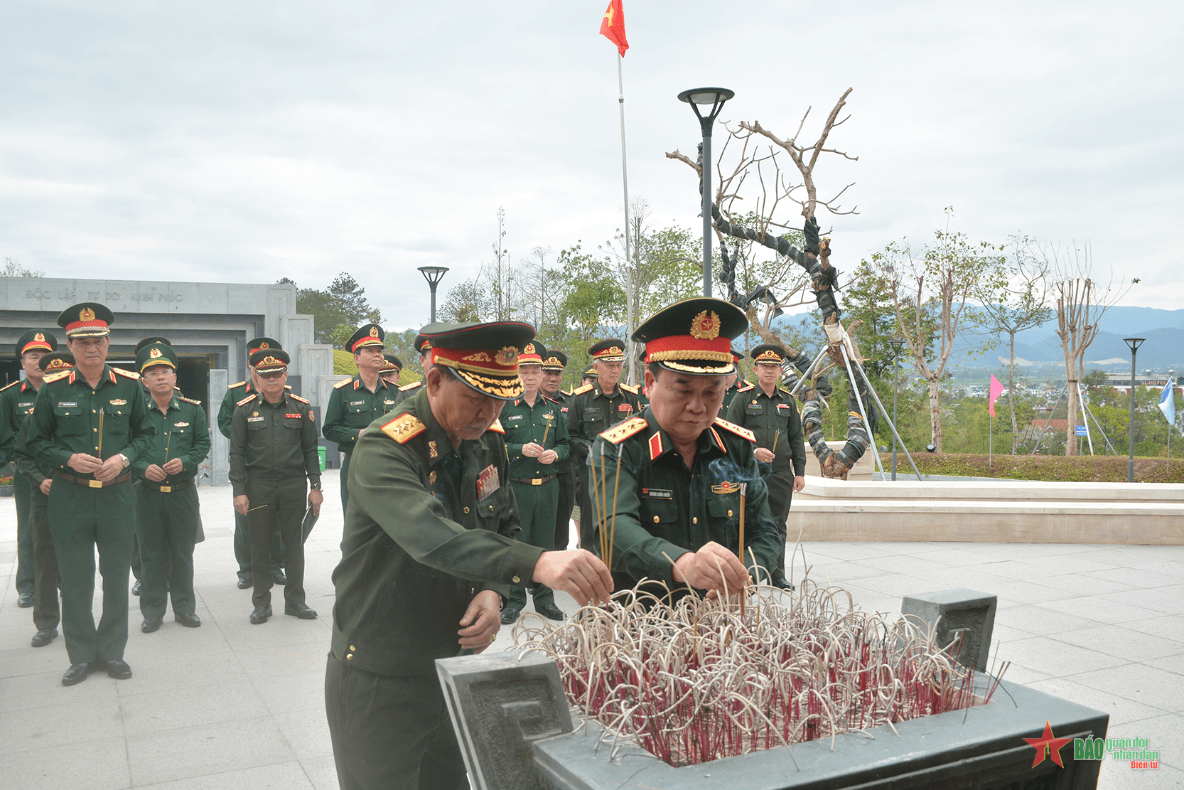 Đoàn đại biểu cấp cao Bộ Quốc phòng Việt Nam, Lào dâng hương tri ân các Anh hùng liệt sĩ tại TP Điện Biên Phủ