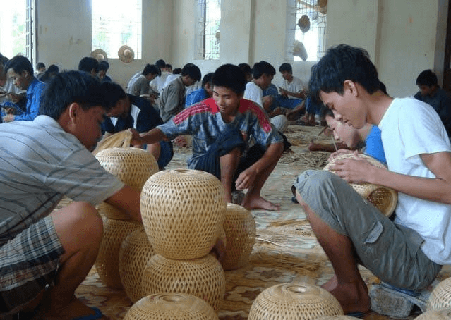 Việc đào tạo nghề nghiệp, tạo việc làm cho người chấp hành xong hình phạt tù được quy định như thế nào?