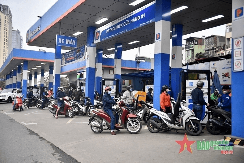 Giá xăng dầu tăng, xăng RON95 vượt 24.000 đồng/lít