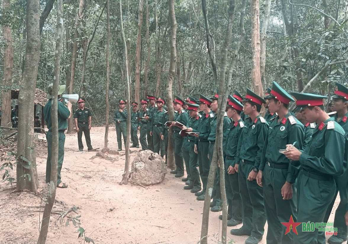 Chuyến tham quan ý nghĩa của chiến sĩ mới