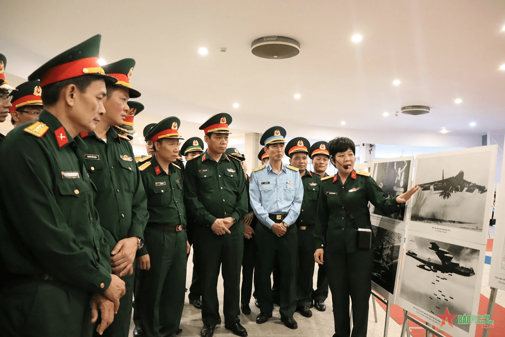 Khai mạc Triển lãm ảnh “Từ Điện Biên Phủ năm 1954 đến Hà Nội - Điện Biên Phủ trên không năm 1972”