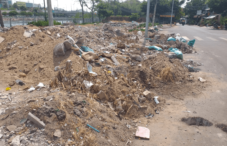 Rác thải, phế liệu bị đổ tràn lan bờ kênh Tàu Hủ