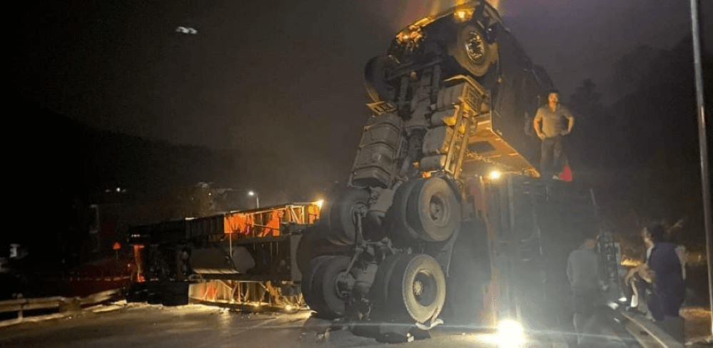 Điện Biên: Xe đầu kéo bị lật trên đèo Tà Cơn