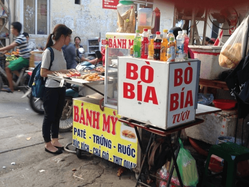 Ai quản hàng quán cổng trường?