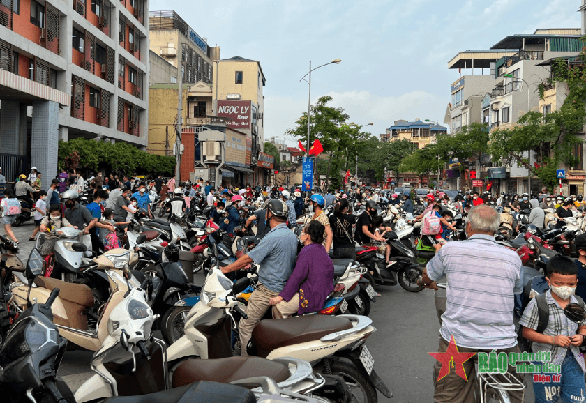 Để cổng trường học trật tự, an toàn