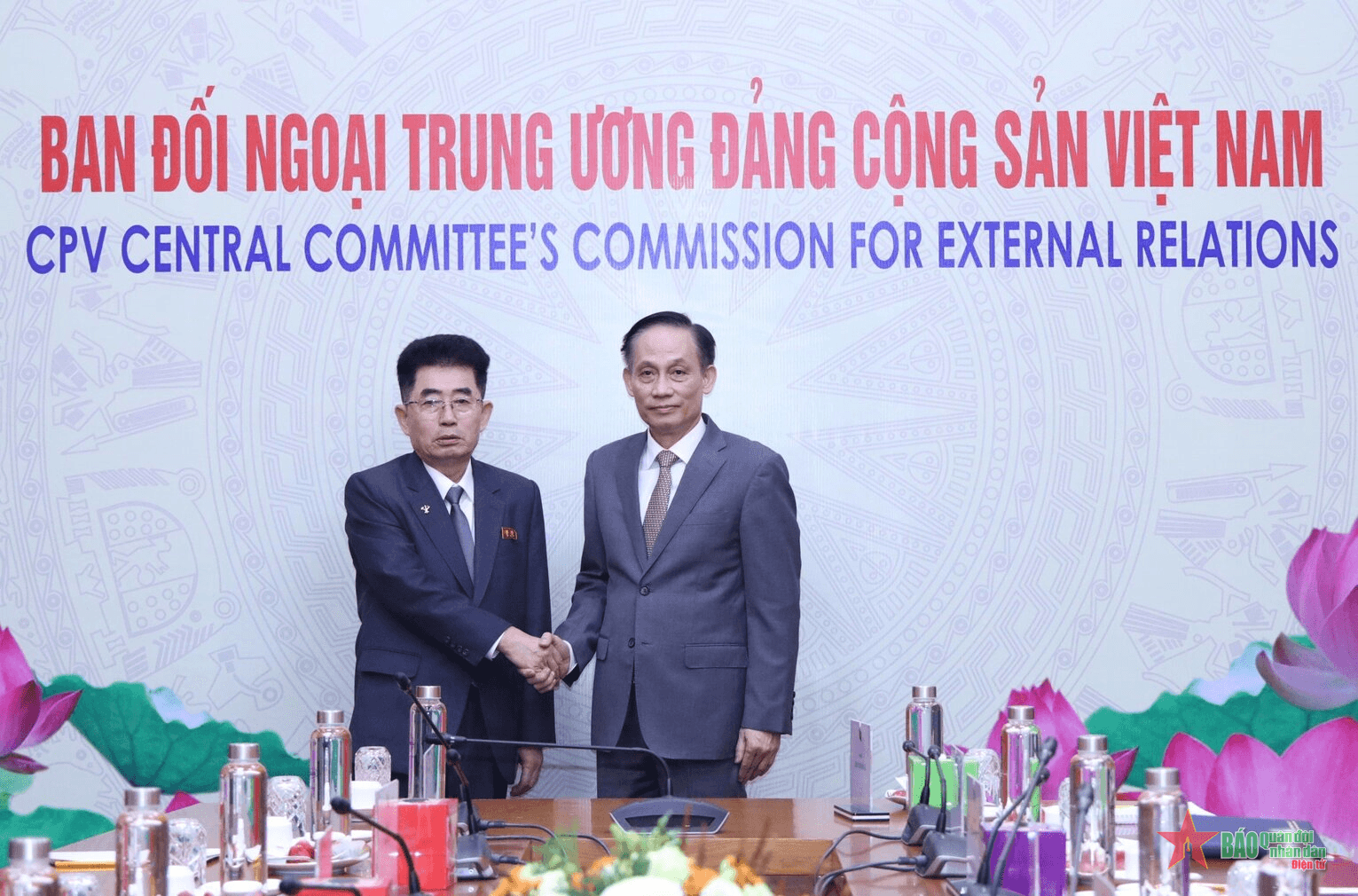 Đoàn đại biểu Đảng ta hội đàm với đoàn đại biểu Đảng Lao động Triều Tiên