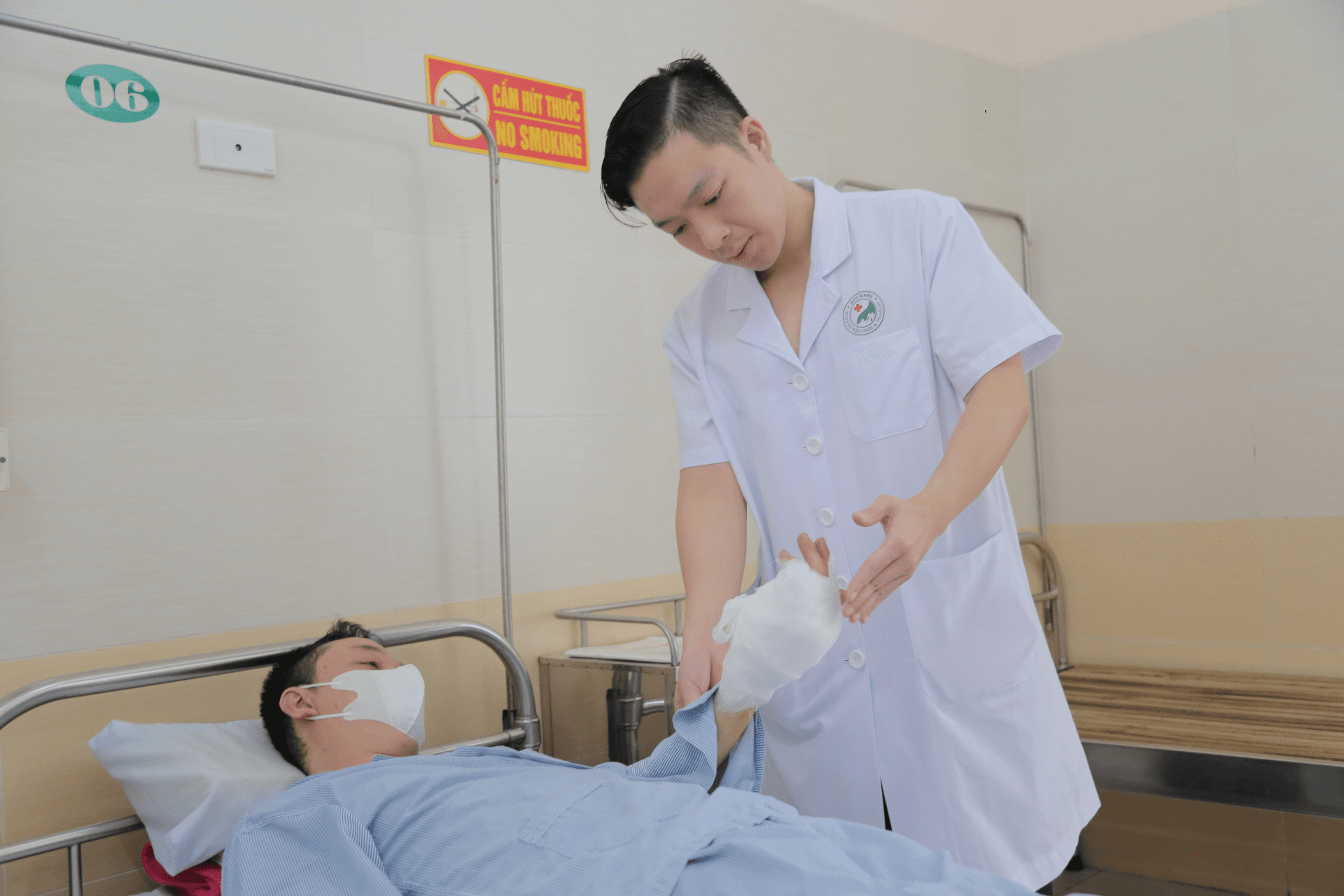 Suýt mất ngón tay bị hoại tử do điện giật