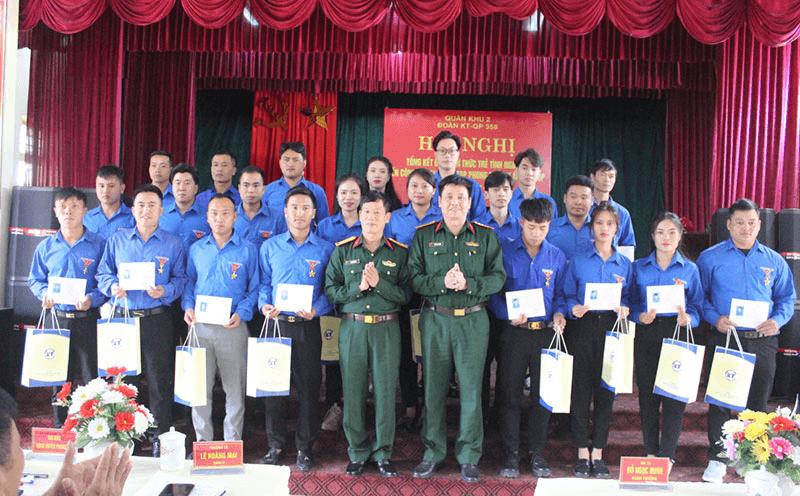 Đoàn Kinh tế - Quốc phòng 356 khen thưởng 22 trí thức trẻ tình nguyện