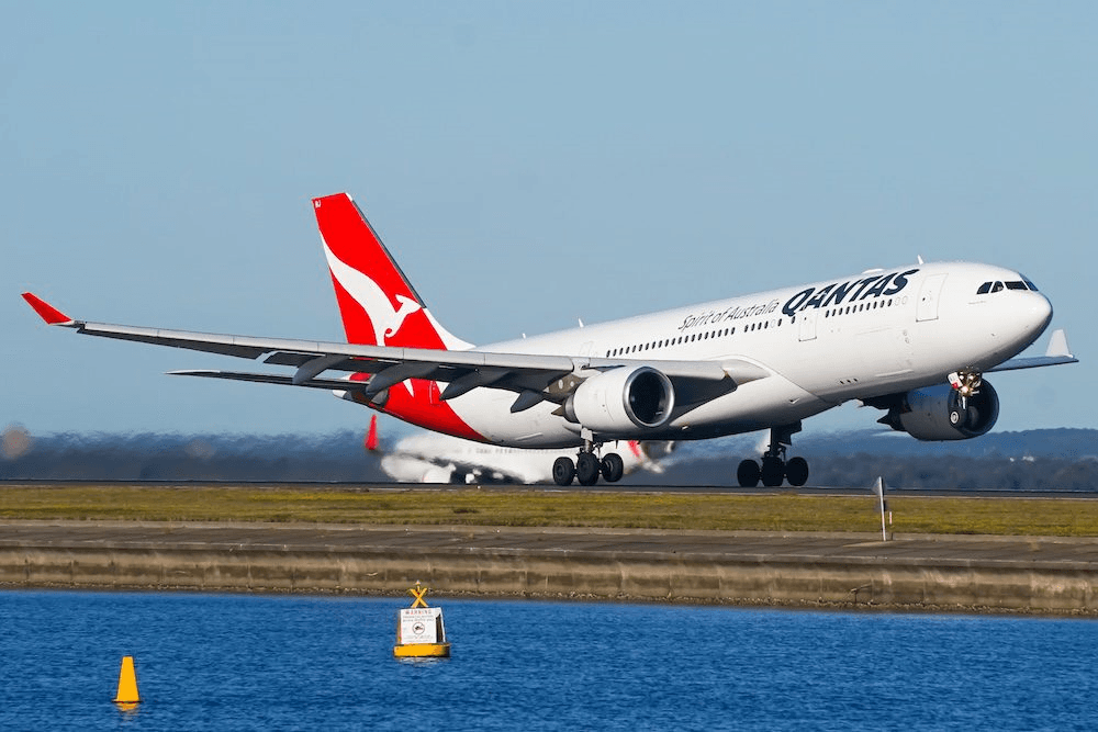 Máy bay A330-200 của Qantas Airways hạ cánh với 1 động cơ