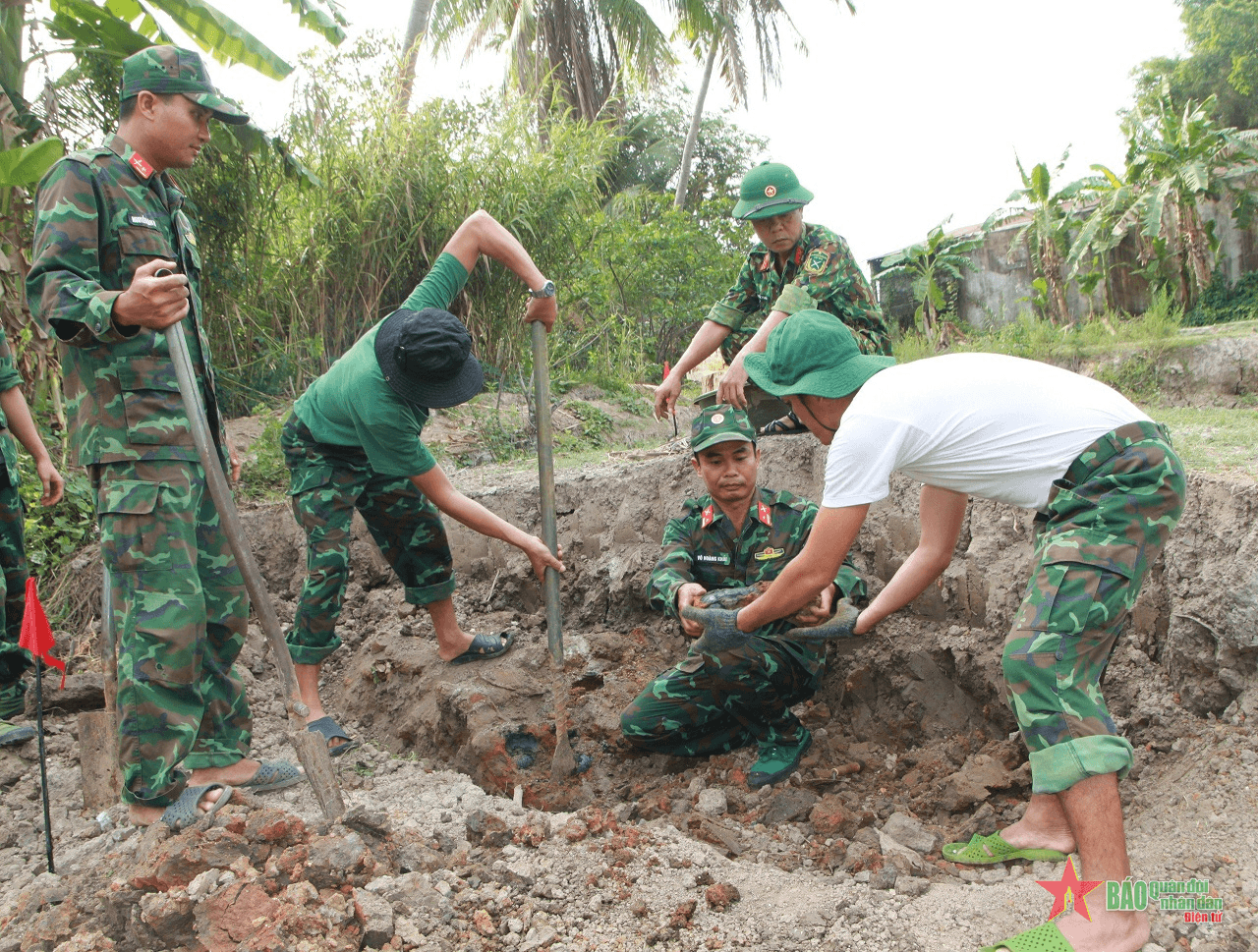 Hậu Giang: Xử lý an toàn hố chứa bom, đạn trên đất nhà dân