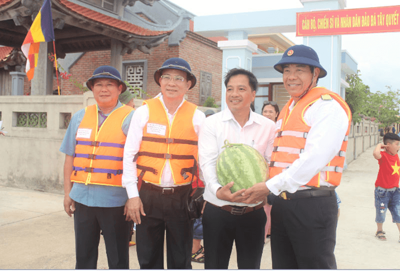 Bộ đội hậu cần làm theo lời Bác Hồ dạy: Vườn dưa hấu trên đảo Đá Tây