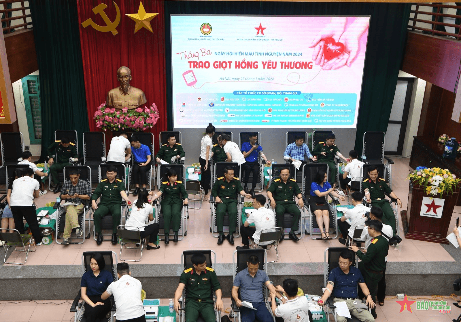 Rộn ràng ngày hội hiến máu “Tháng Ba trao giọt hồng yêu thương”