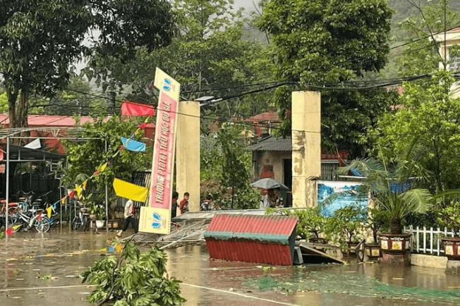 Hà Giang: Mưa lớn, gió lốc gây thiệt hại về tài sản và hoa màu của nhân dân