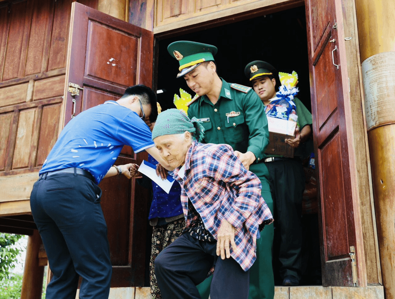 Nghĩa tình tháng Ba biên giới bên dãy Trường Sơn