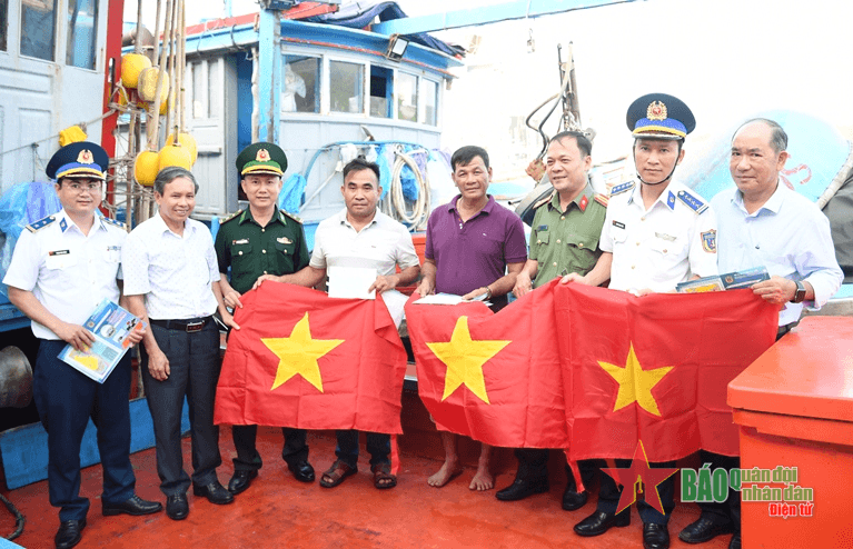 Vùng Cảnh sát biển 2 mở đợt cao điểm tuyên truyền phòng chống IUU trên địa bàn tỉnh Quảng Ngãi