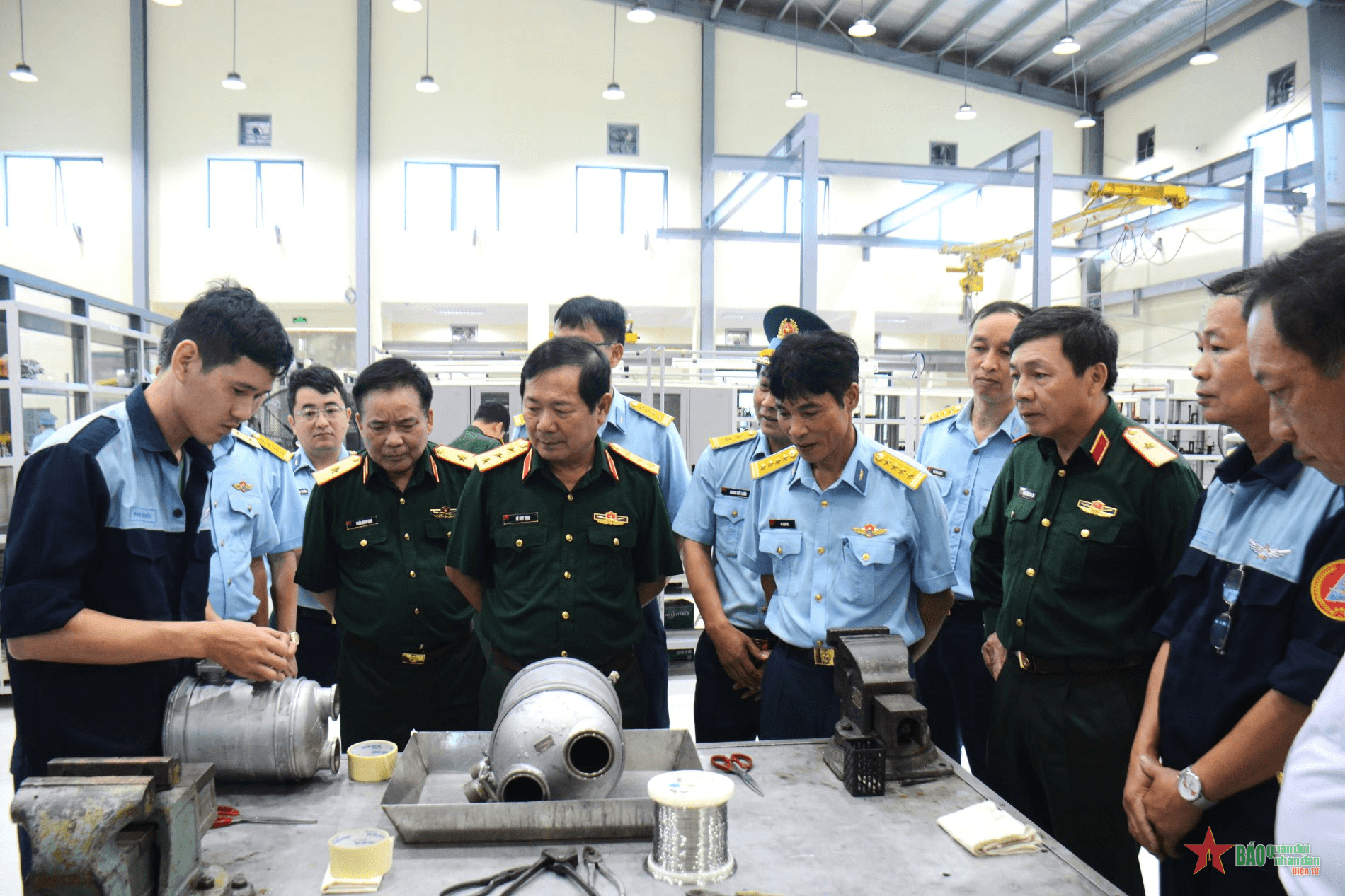 Thượng tướng Lê Huy Vịnh kiểm tra tại Nhà máy A32