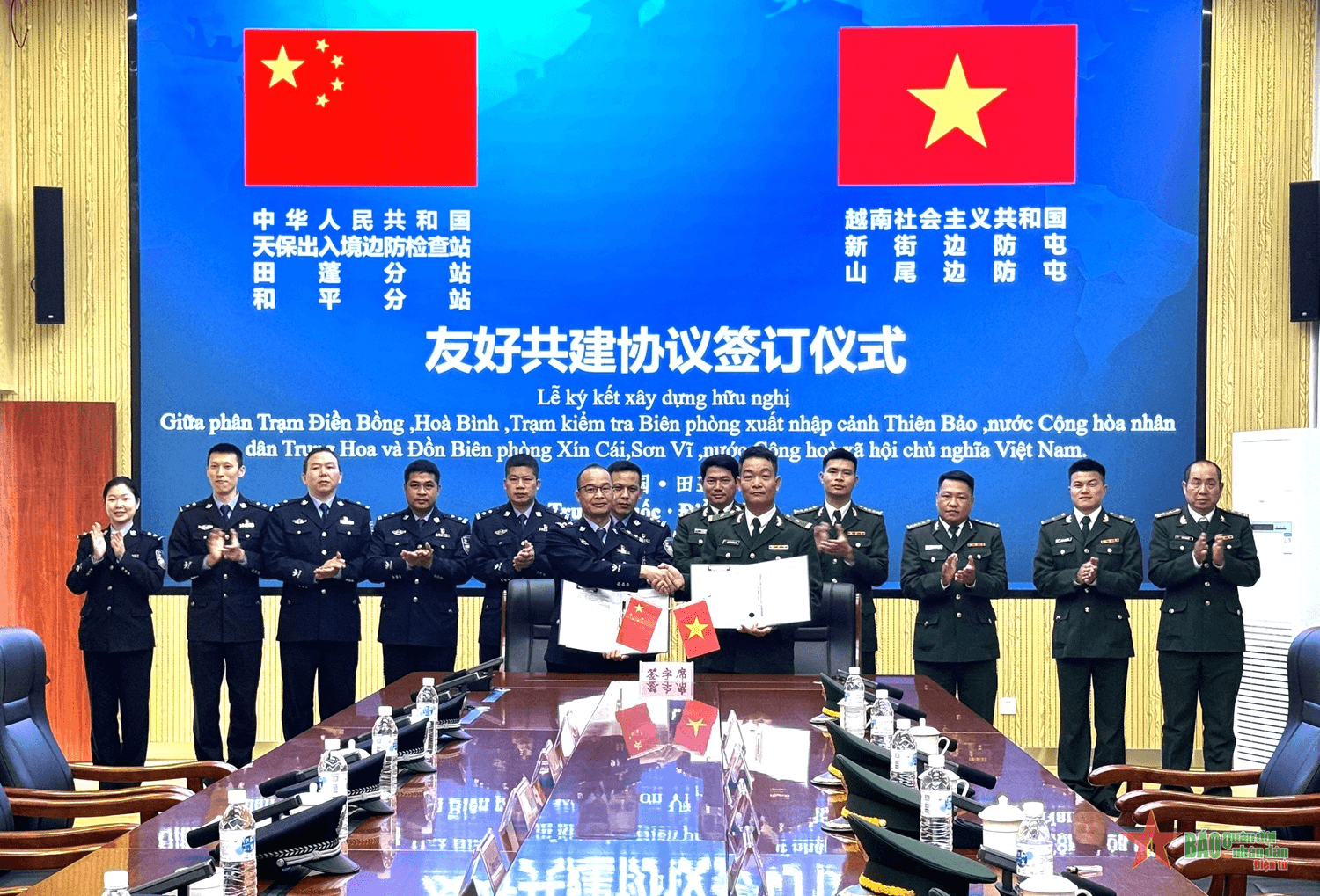 Hội đàm giao ban giữa các đồn Biên phòng tỉnh Hà Giang (Việt Nam) với Trạm Kiểm soát biên phòng Xuất nhập cảnh Thiên Bảo (Trung Quốc)