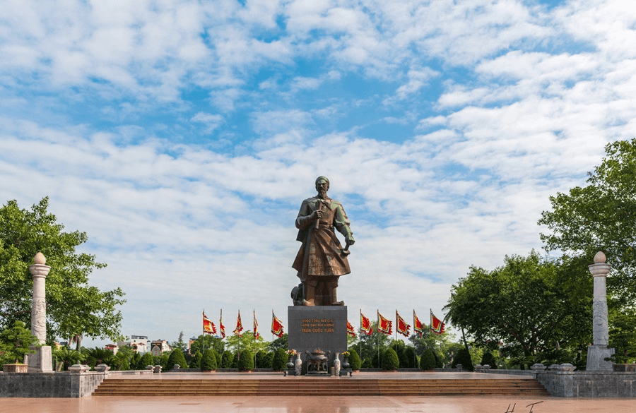 Về thành Nam thăm người xưa dấu cũ