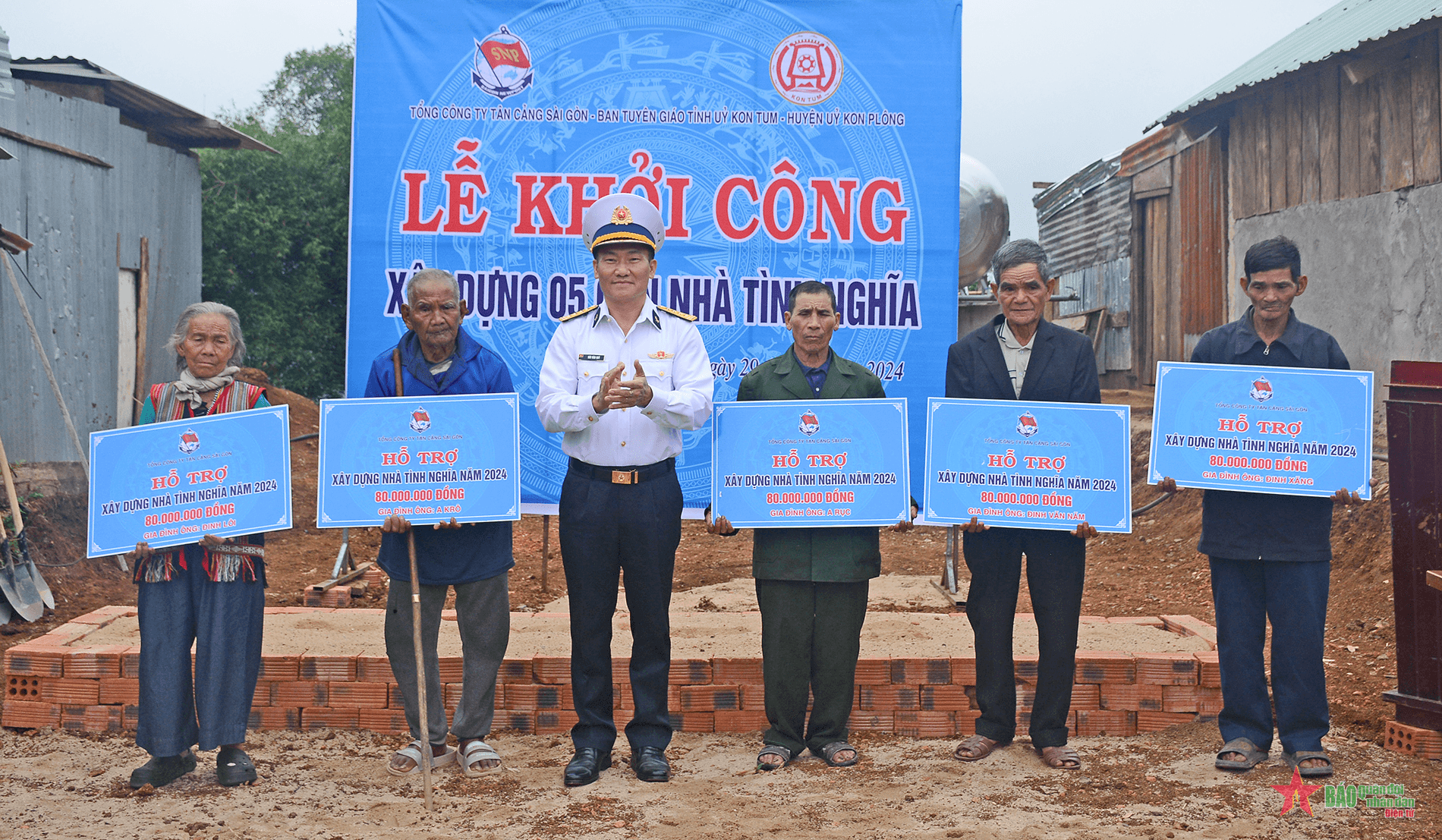 Tổng công ty Tân cảng Sài Gòn khởi công xây dựng “Nhà tình nghĩa” và trao quà tặng người dân tỉnh Kon Tum