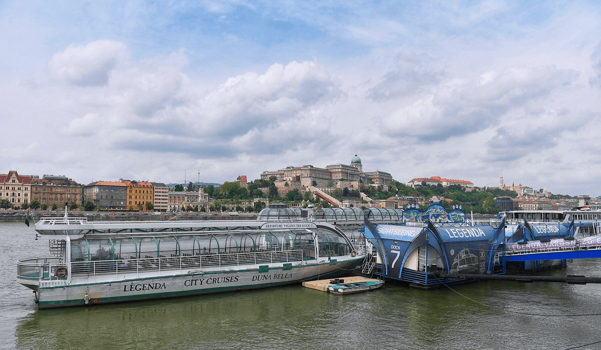 Du thuyền Bulgaria va vào thành cống trên sông Danube khiến nhiều người bị thương