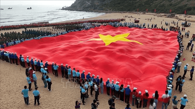 Trang nghiêm, xúc động Lễ Thượng cờ Tổ quốc tại Bãi Môn - Mũi Điện