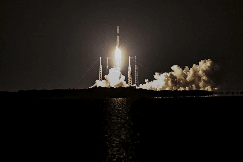 SpaceX phóng thêm 23 vệ tinh internet Starlink vào không gian