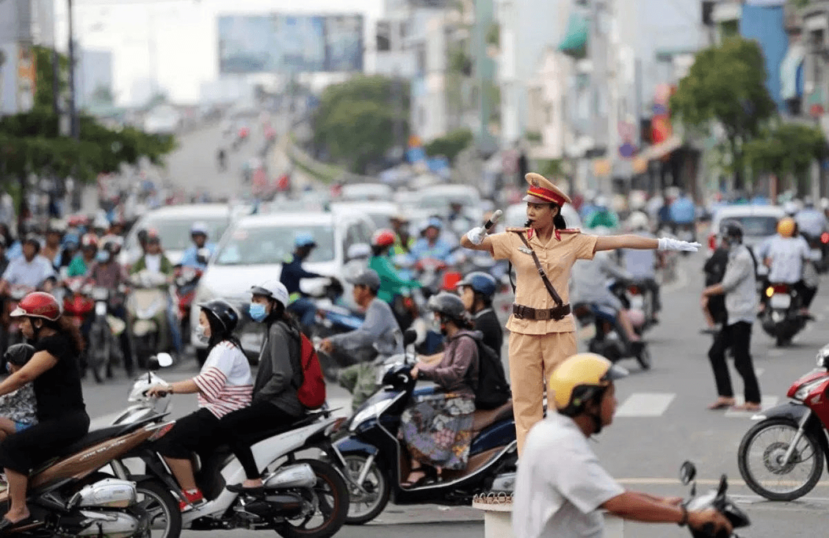 Chạy xe máy ngược chiều trên đường một chiều sẽ bị phạt như thế nào?