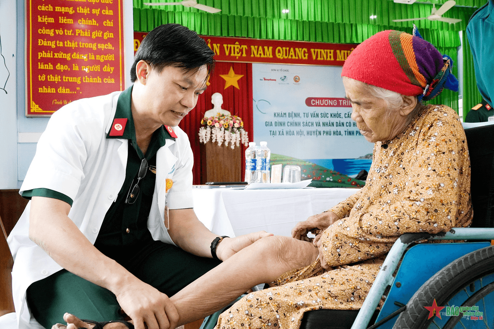 Nghĩa tình thầy thuốc Bộ đội Cụ Hồ với người nghèo Phú Yên