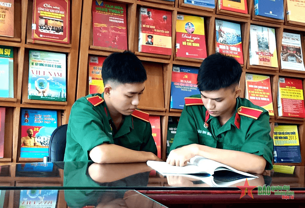 Anh Thượng sĩ, em Trung sĩ, đều là học viên