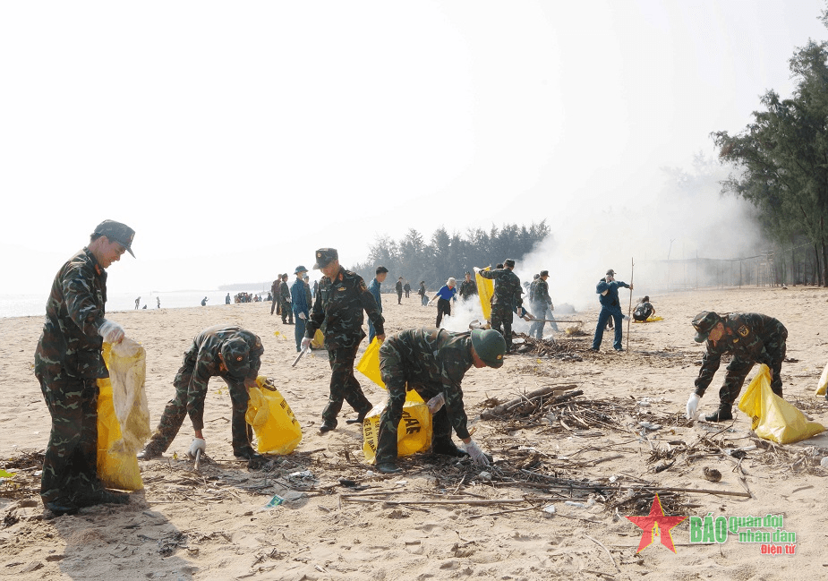 Bộ đội, dân quân và nhân dân chung tay vệ sinh môi trường biển

​