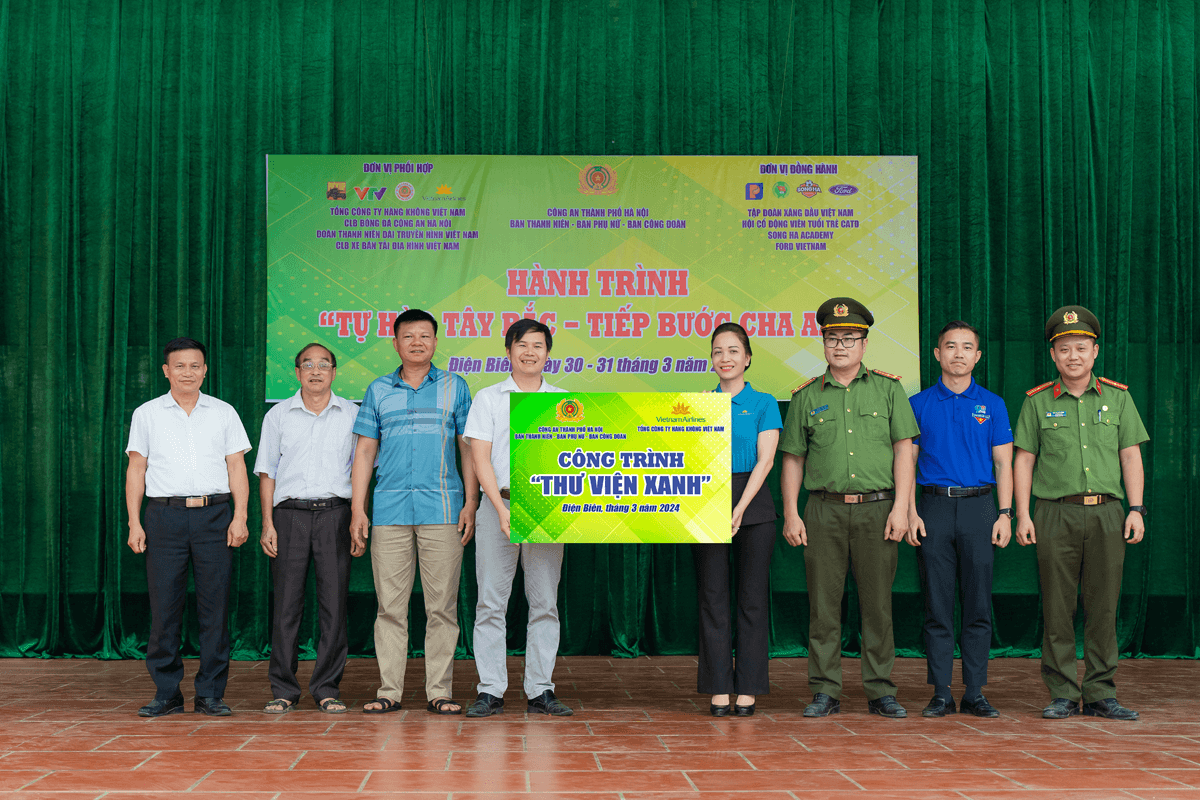 Vietnam Airlines đồng hành cùng Công an thành phố Hà Nội trao tặng Thư viện xanh cho học sinh vùng cao