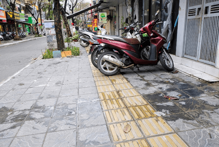 Khi vỉa hè “đánh đố” người khiếm thị