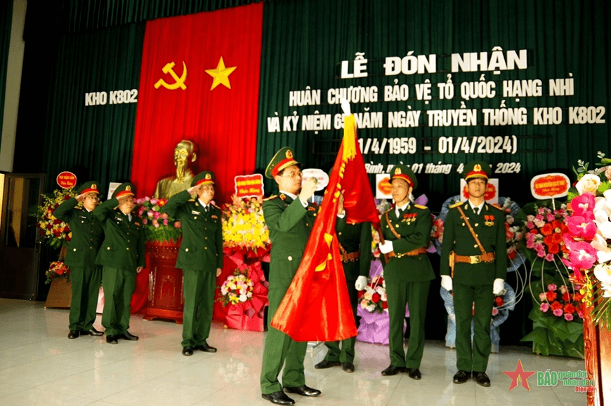 Kho K802 đón nhận Huân chương Bảo vệ Tổ quốc hạng Nhì

​