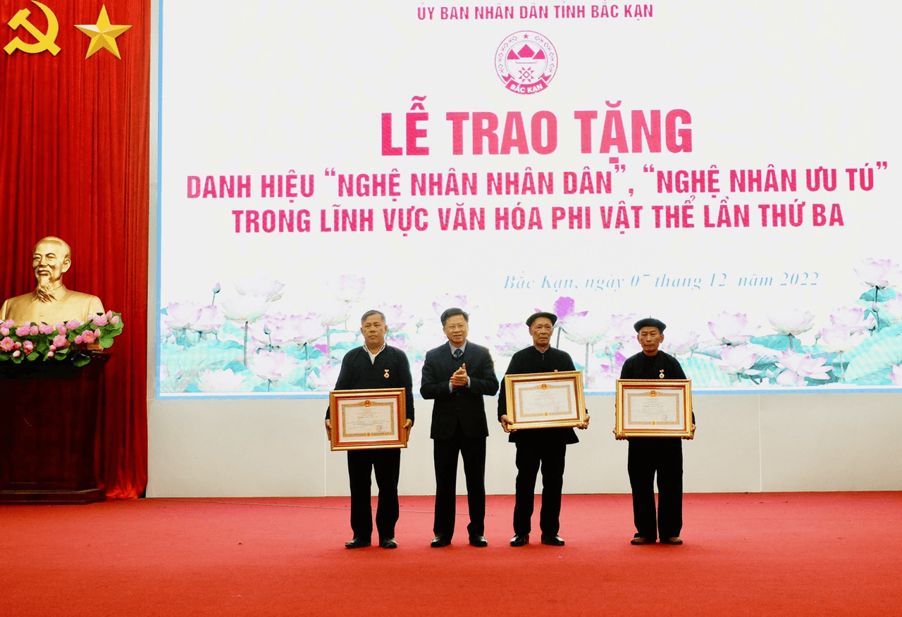 Người giữ hồn cốt cho quê hương