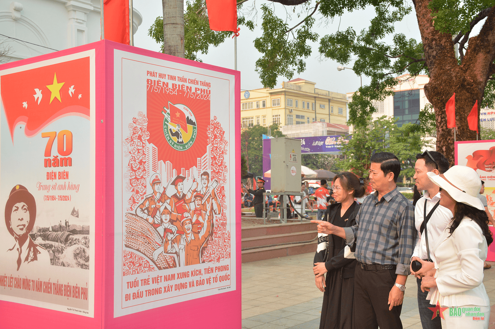 Điện Biên: Khai mạc triển lãm tranh cổ động tấm lớn chào mừng 70 năm Chiến thắng Điện Biên Phủ